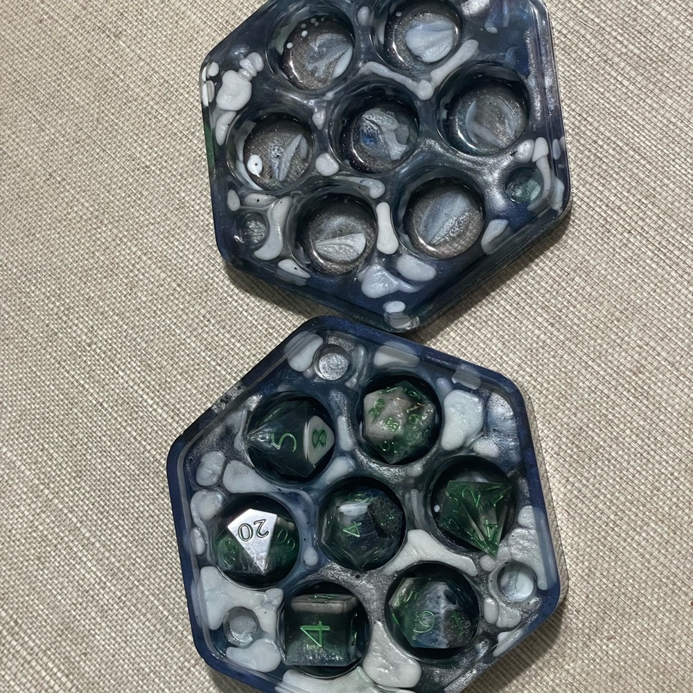 D&D Hexagonal Dice Holder with Dice Set